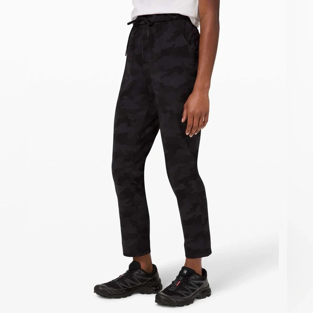 LULULEMON‎ ATHLETICA Keep Moving Pant 7/8 High Rise in Heritage Camo Deep Coal
